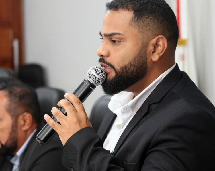 Vereador Ulisses oficializa denúncia para “derrubar” aumento de salário de prefeito, vice e secretários