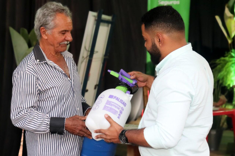 Ulisses inicia entrega de ferramentas para fortalecimento da agricultura familiar