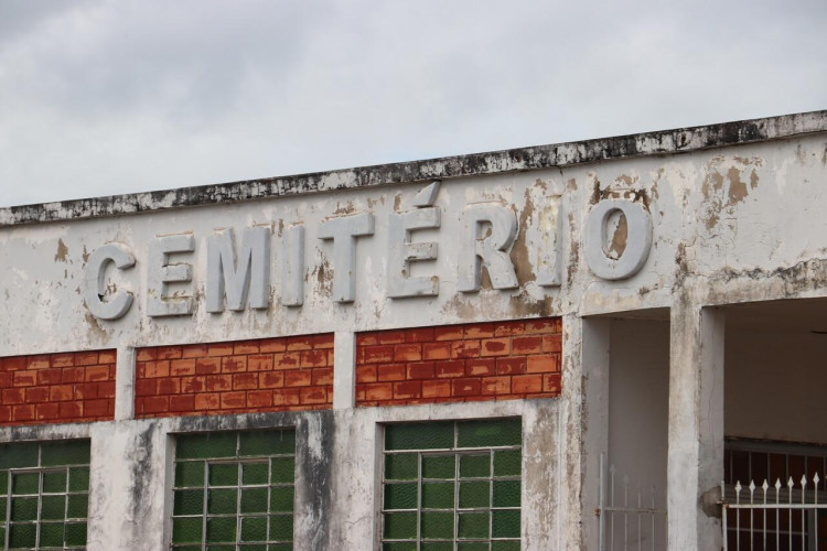 Ulisses cobra manutenção e instalações de iluminação em cemitério municipal de Araputanga